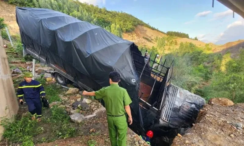 Xe tải lao xuống vực, cabin cháy dữ dội