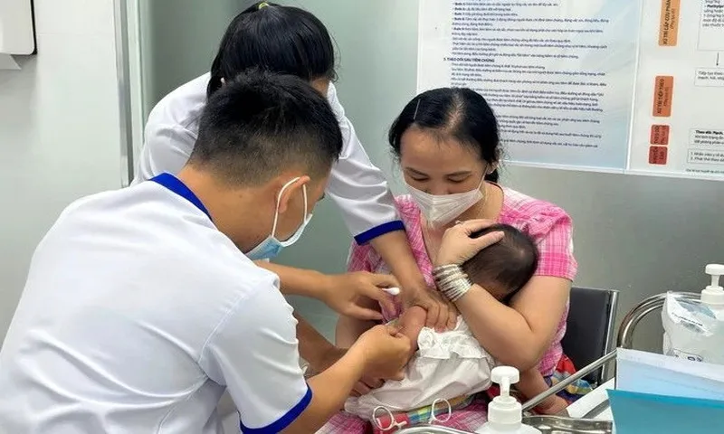 TPHCM tăng cường tiêm vaccine phòng sởi trong bối cảnh dịch bệnh có nguy cơ bùng phát