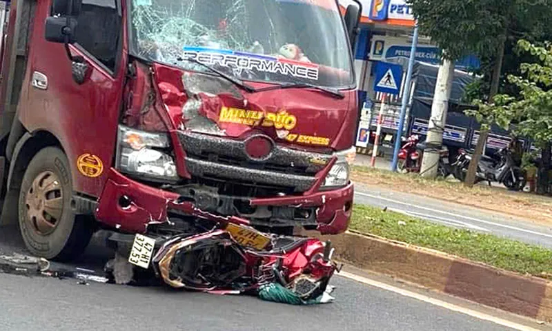 Va chạm với xe tải, hai vợ chồng tử vong tại bệnh viện