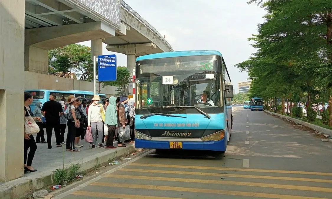 Hà Nội: Phát hiện túi xách chứa hơn 20 triệu đồng, nhân viên xe buýt trả lại cho hành khách