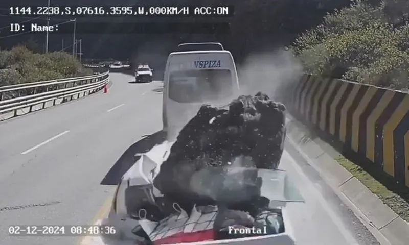 Video clip: Tảng đá khổng lồ rơi đè bẹp xe bán tải tại Peru, 3 người tử vong