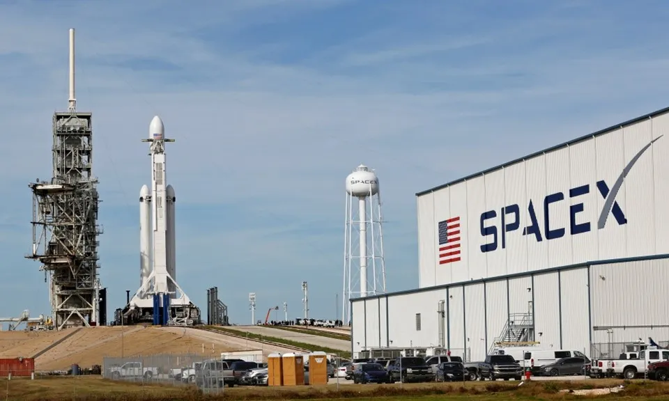 SpaceX phóng 24 vệ tinh Starlink