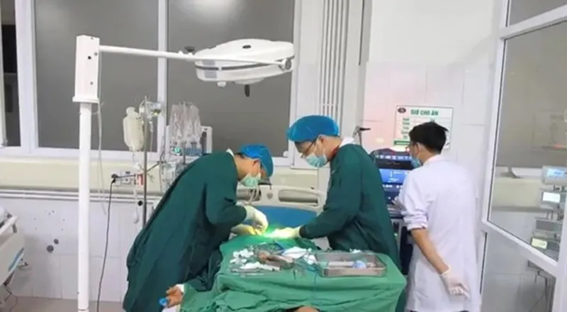 chu-qua-voi-vet-xuoc-tren-da-nguoi-dan-ong-nguy-kich-8-17335378778162077957449