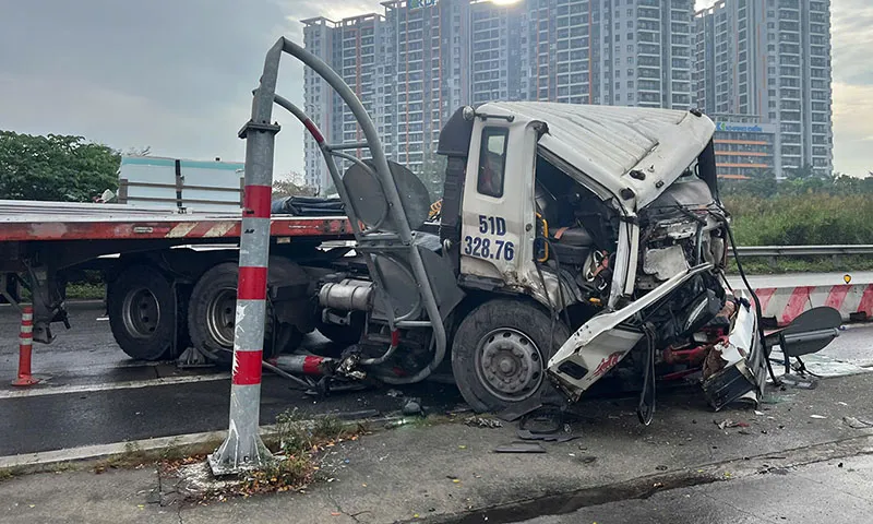 Xe đầu kéo lao qua làn xe máy, mất lái xoay ngang đường