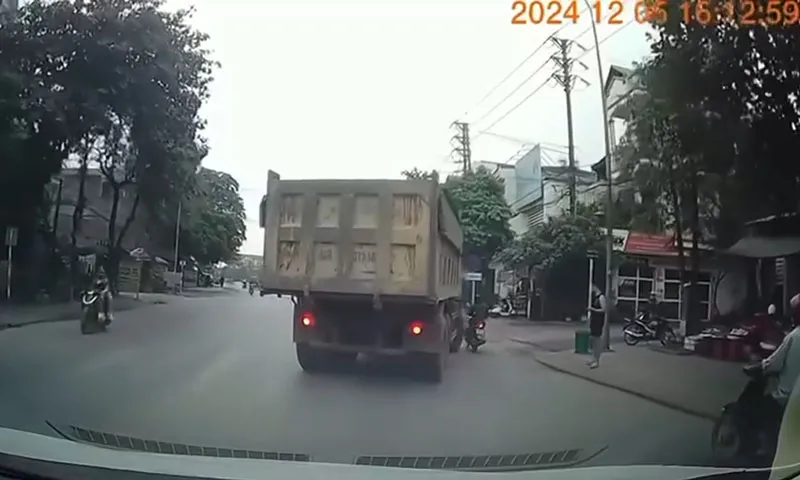 Clip: Xe tải rẽ phải không quan sát, suýt cán người đi xe máy