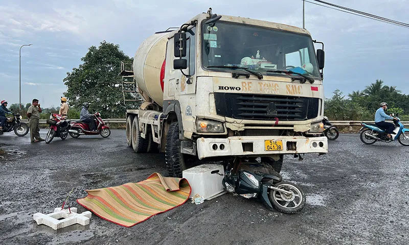 Xe khách vào bãi, đụng xe máy làm người phụ nữ tử vong tại chỗ