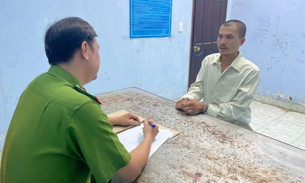 Tài xế xe tải bị bắt vì chạy xe khi có người đu trước đầu xe