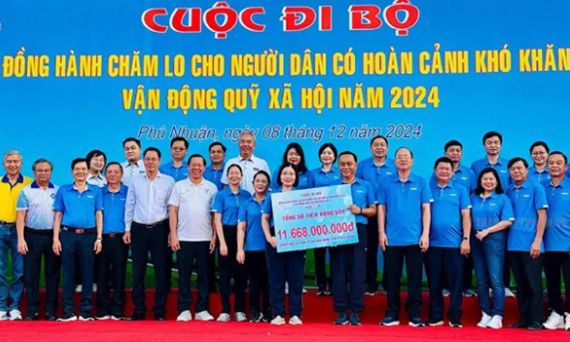 Chủ tịch UBND TPHCM cùng 4.000 người đi bộ quyên góp kinh phí chăm lo người dân khó khăn.