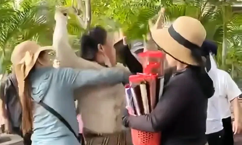 Hình ảnh nhóm người xô xát với khách Trung Quốc ở TP Nha Trang. Ảnh cắt từ clip  MXH