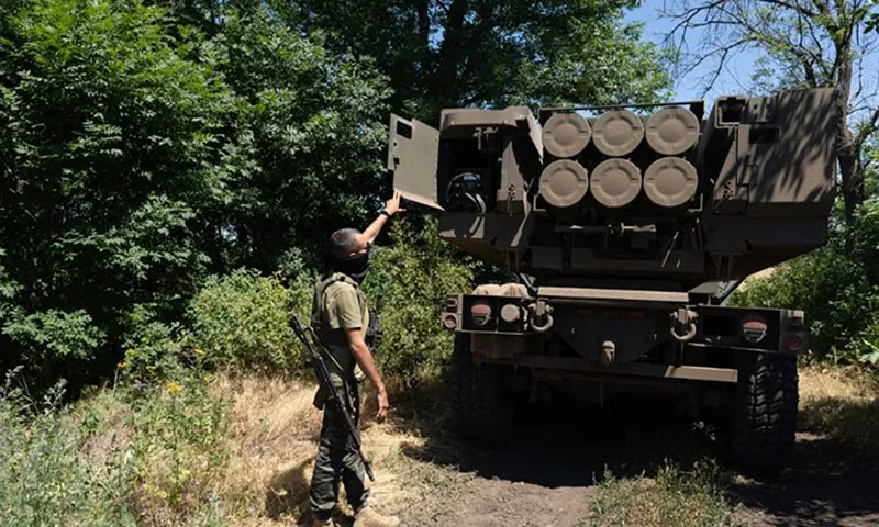 Một tổ hợp Hệ thống pháo phản lực cơ động cao (HIMARS) ở chiến trường Ukraine hồi tháng 7 - Ảnh GETTY IMAGES