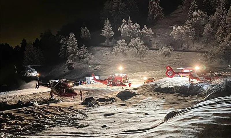Cứu sống 3 người bị chôn vùi do lở tuyết ở núi Alps