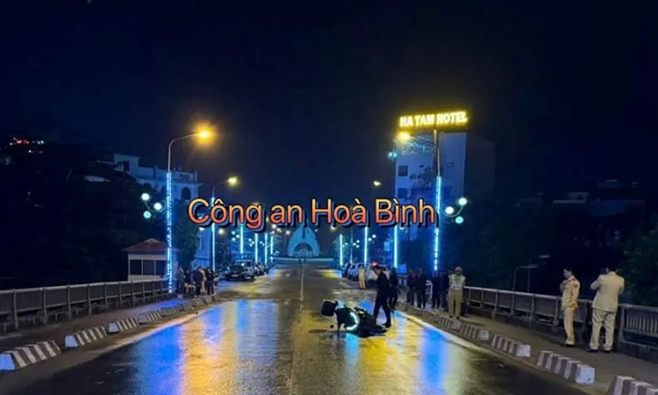 Hai người Hàn Quốc đi xe máy đâm vào dải phân cách, 1 người tử vong