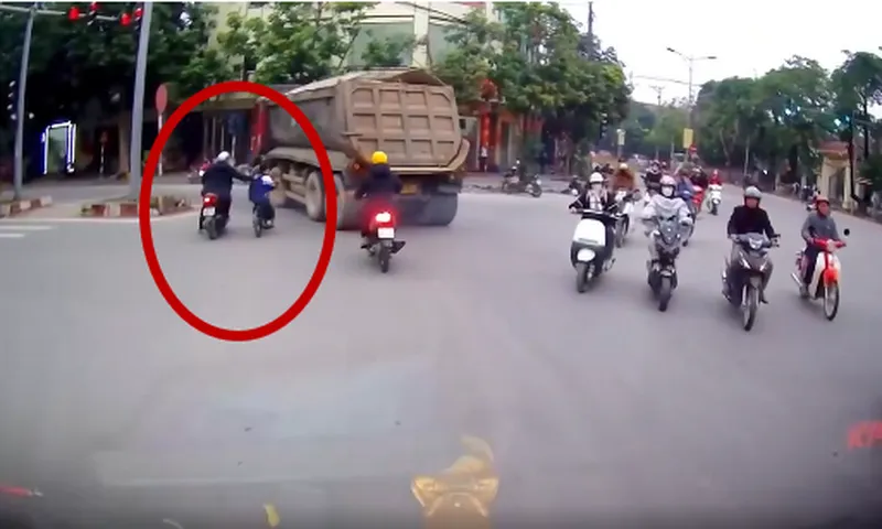 Video clip: Người đàn ông đi xe máy cứu cháu học sinh loạng choạng tay lái trước xe ben