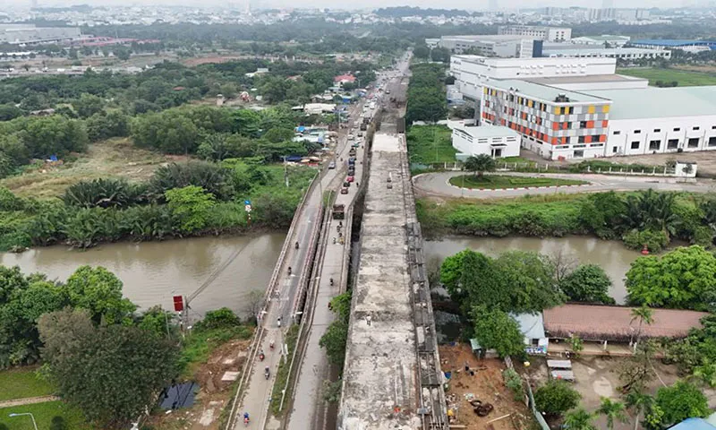 Cầu Tăng Long nằm trên tuyến đường Lã Xuân Oai