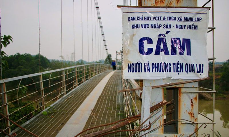 Cầu treo đứt cáp, người dân liều mình vẫn đi