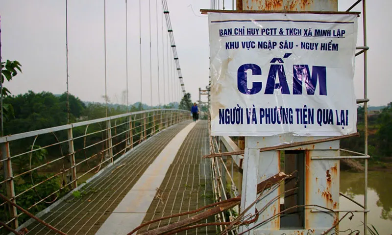 Cầu treo đứt cáp, người dân liều mình vẫn đi