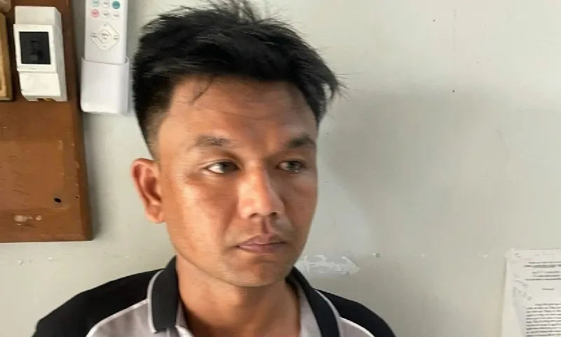 Cạy cửa cửa hàng điện máy, trộm điện thoại di động