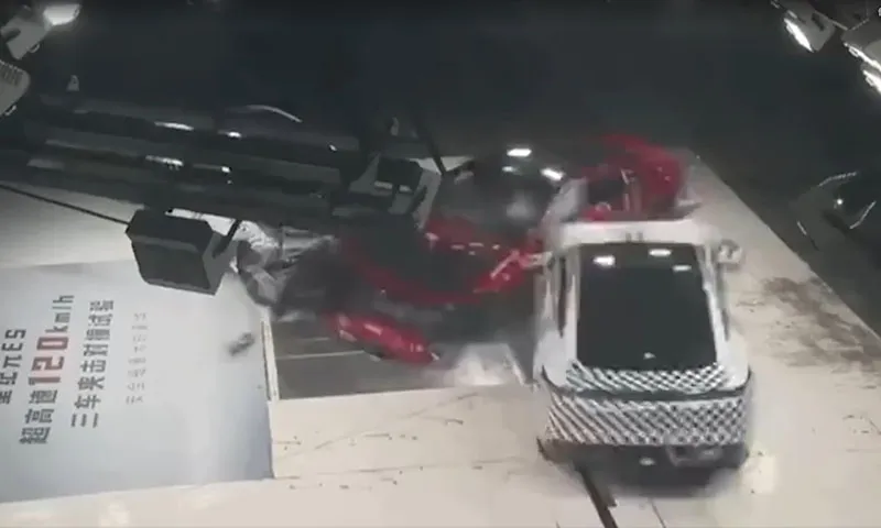 thử nghiệm 3 xe ô tô đụng nhau với tốc độ cao