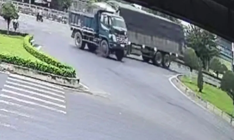 Clip: Xe ben vào vòng xoay bị xe tải tông, quay 180 độ