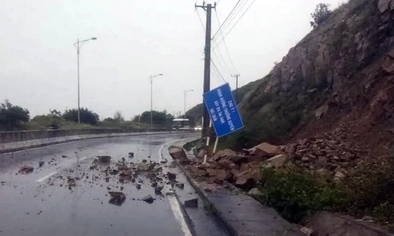 Mưa nhiều ngày gây sạt lở nghiêm trọng trên đèo Cù Hin ở Nha Trang