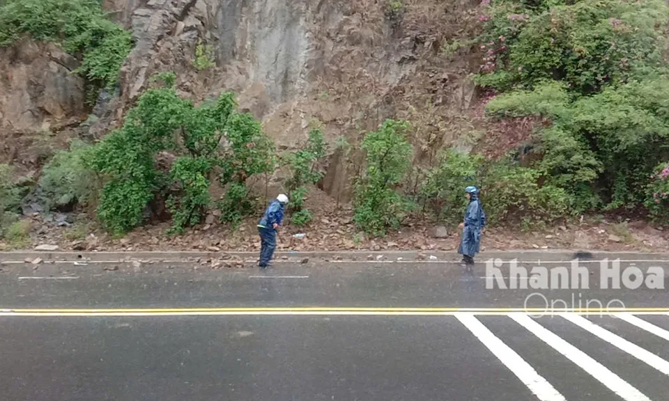 Hai tuyến đường vào thành phố Nha Trang bị sạt lở