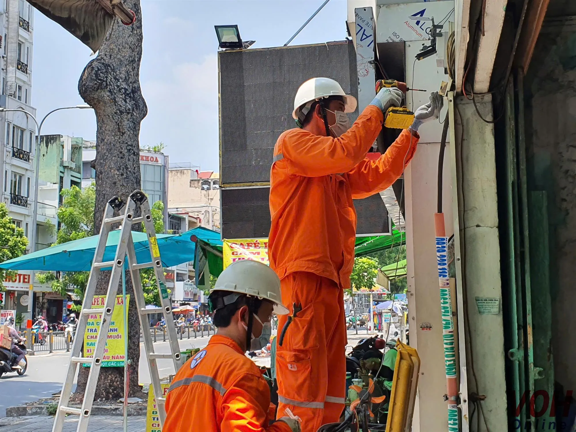 hinh-minh-hoa-2-ngay-25-8-nhan-vien-evnhcmc-giup-nguoi-dan-sua-chua-he-thong-dien-trong-nha-bao-dam-an-toan-dien_20241211111633