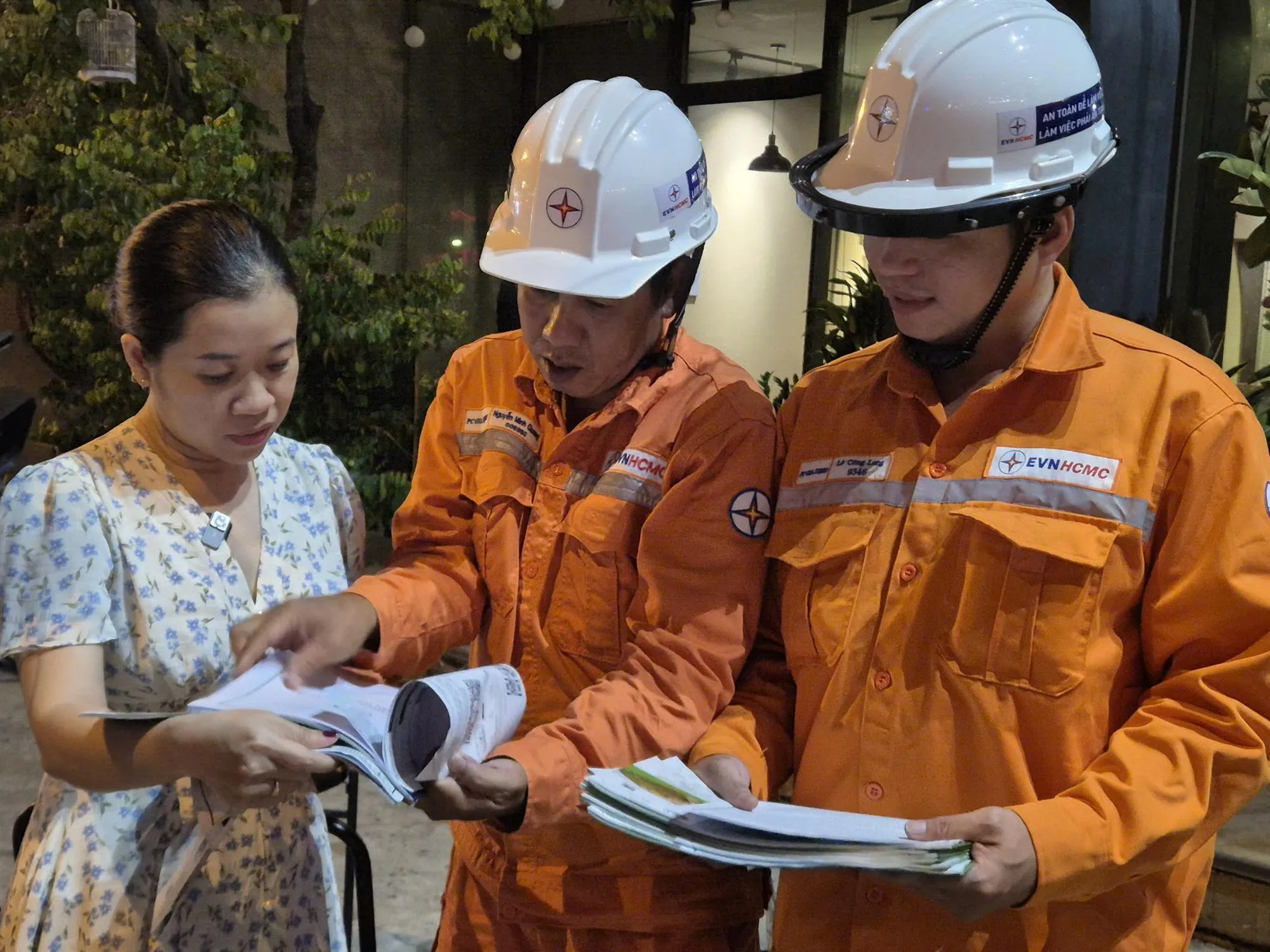 hinh-minh-hoa-ngay-9-11-nhan-vien-nganh-dien-tu-van-cho-nguoi-dan-cac-hinh-thuc-thanh-toan-tien-dien-khong-su-dung-tien-mat_20241211111633