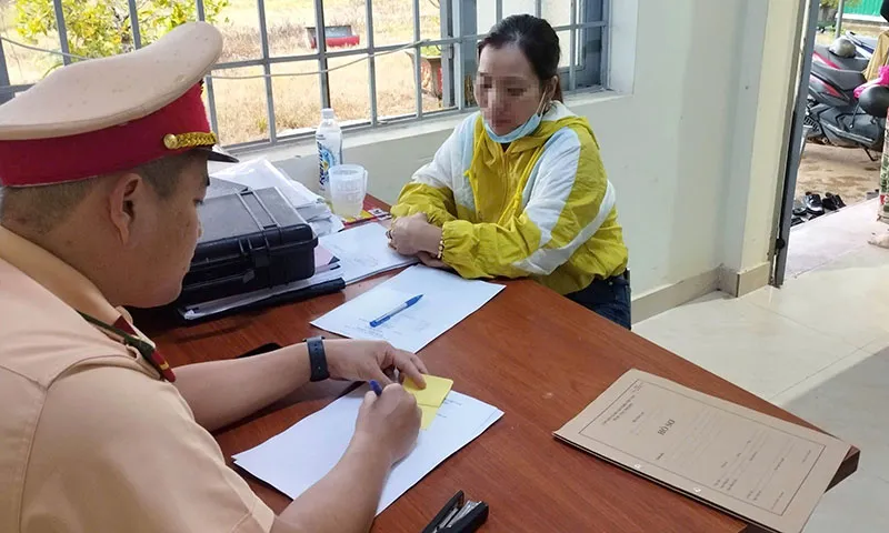 Lời khai của nữ tài xế vừa lái xe vừa hát karaoke phát trực tiếp trên mạng