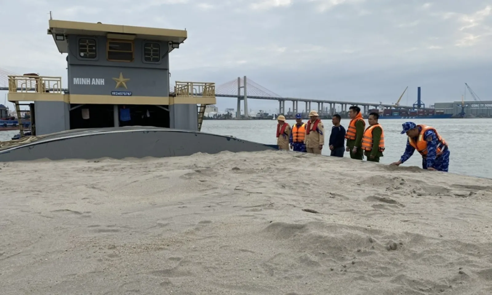 Nhiều phương tiện vận chuyển cát trái phép bị Cảnh sát biển Việt Nam bắt giữ