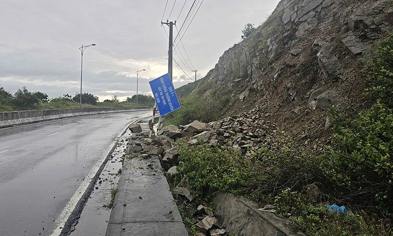 Mưa lớn, gây sạt lở trên đường đèo Cù Hin