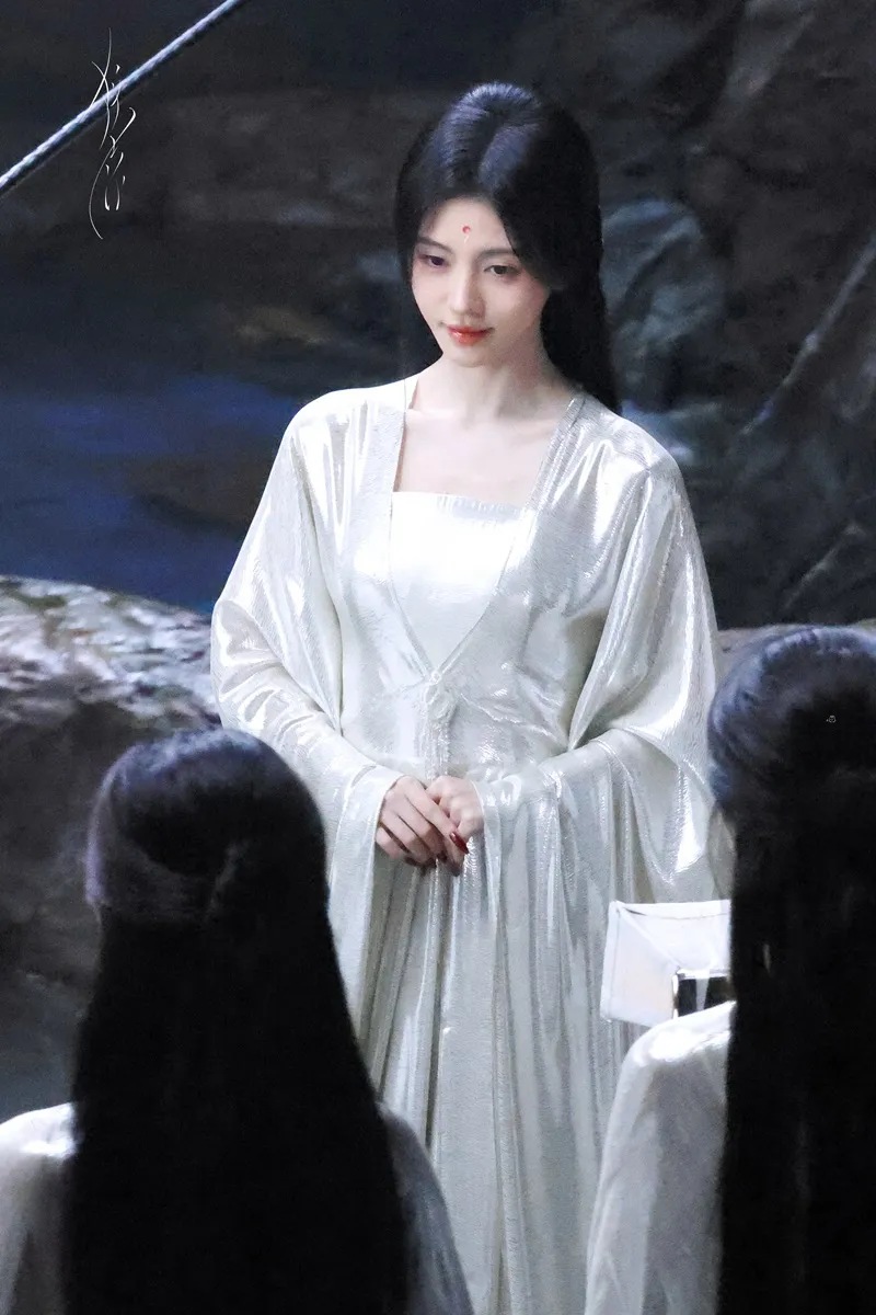 voh-cuc-tinh-y-dep-dien-duoi-ong-kinh-cua-quach-kinh-minh-10