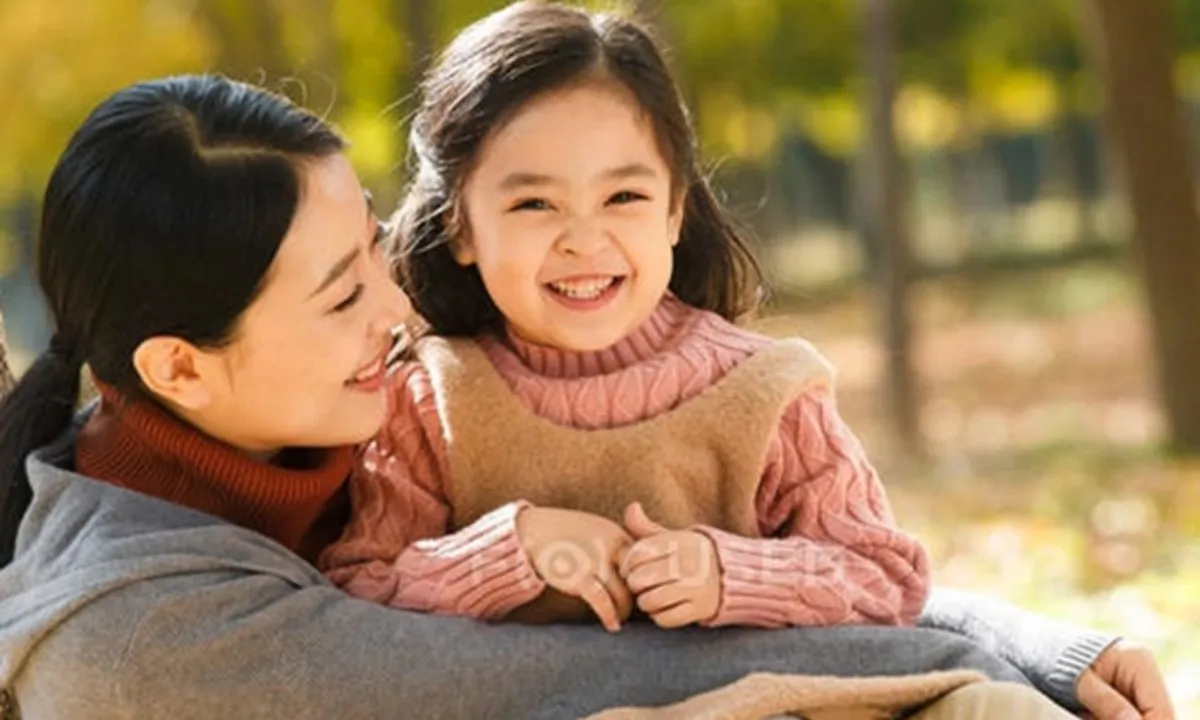 078-stock-photo-happy-asian-mother-daughter-sitting-15155521-1678698087227257810338-22-0-427-648-crop-16786981003071982182013-3-36-331-560-crop-1678698244813435964425