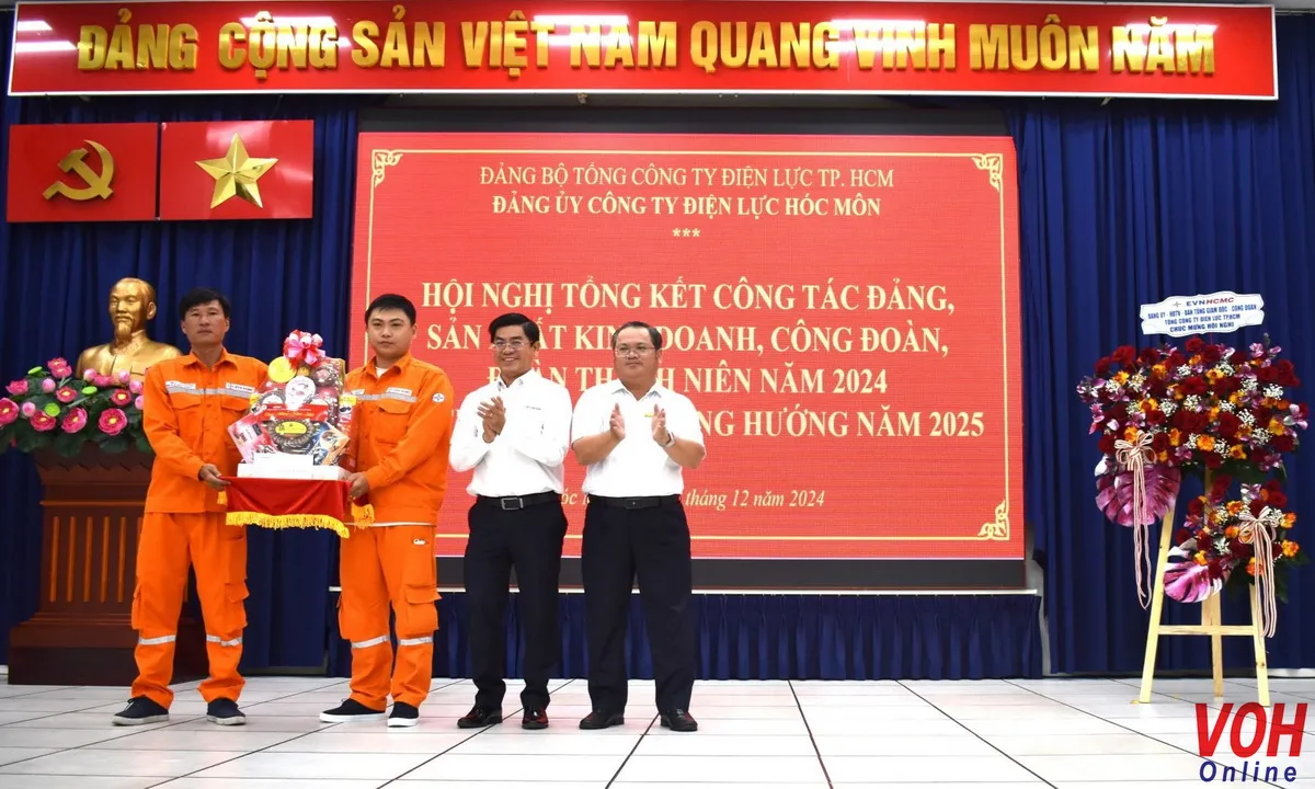 hinh-minh-hoa-ngay-14-12-ong-bui-hai-thanh-pho-tong-gd-evnhcmc-trao-qua-cho-nhan-vien-cong-ty-dien-luc-hoc-mon_20241213085515