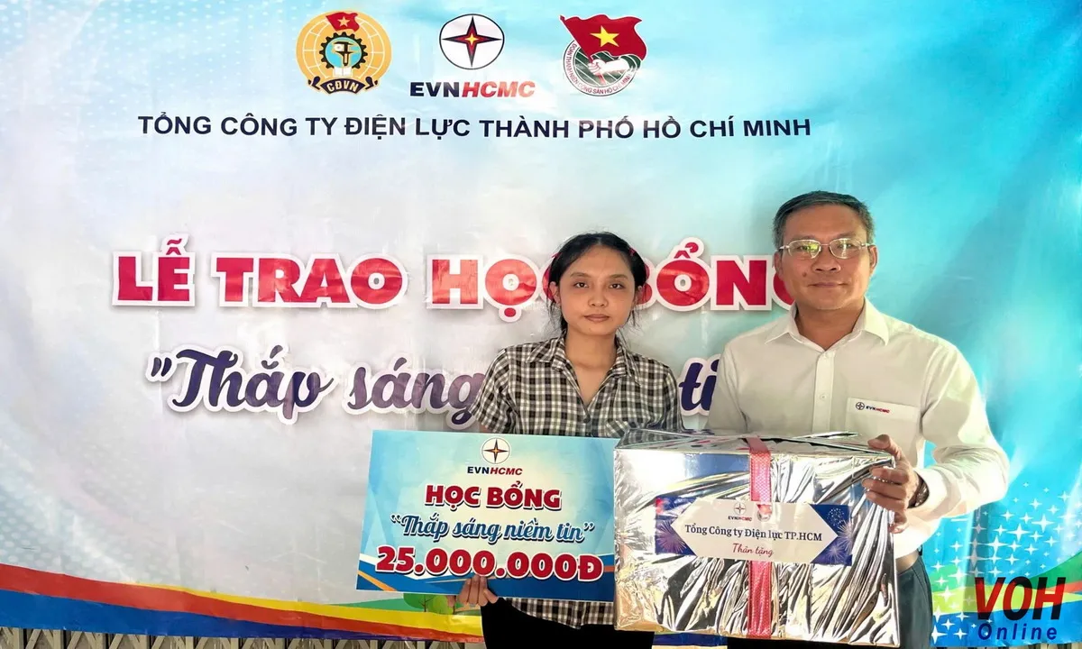 EVNHCMC trao học bổng “Thắp sáng niềm tin”