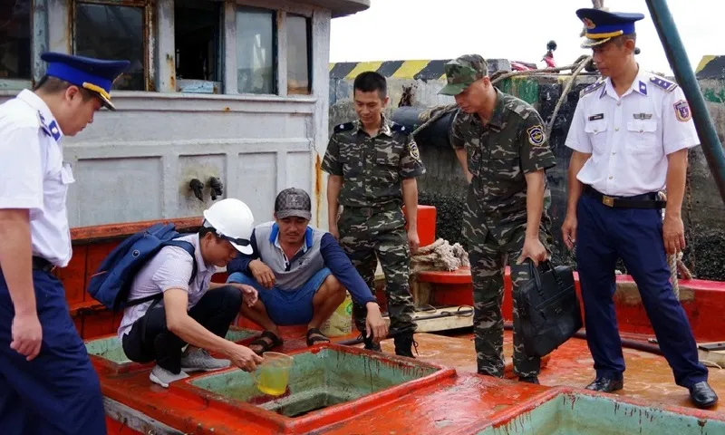 Liên tiếp phát hiện tàu cá chở dầu không rõ nguồn gốc