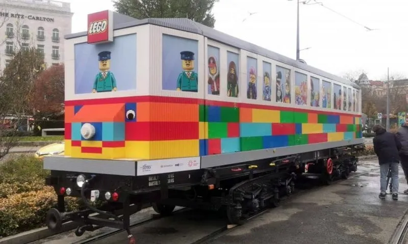 Chiếc xe điện LEGO đầu tiên trên thế giới được giới thiệu tại thủ đô Budapest, Hungary