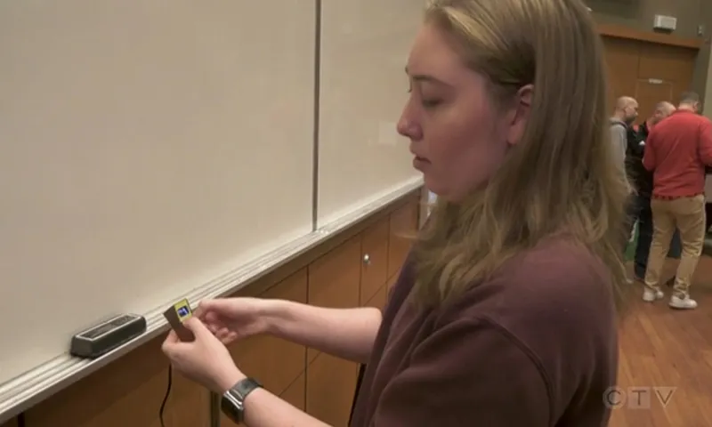 Victoria Korhonen, nữ sinh viên đang chơi game thùng do cô sáng chế