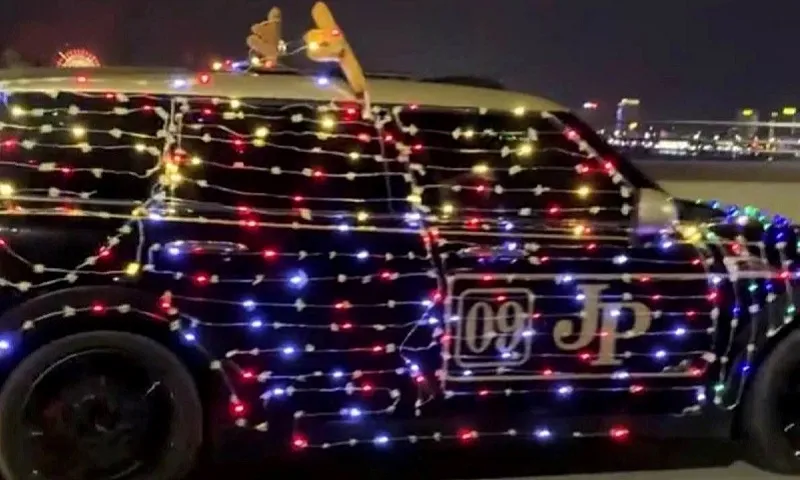 Xử phạt chủ xe ô tô phủ đầy đèn LED nhấp nháy diễu hành trên cầu Rồng