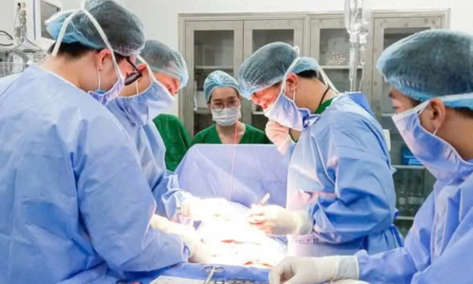Phát hiện khối u buồng trứng kích thước lớn ở nữ sinh 15 tuổi