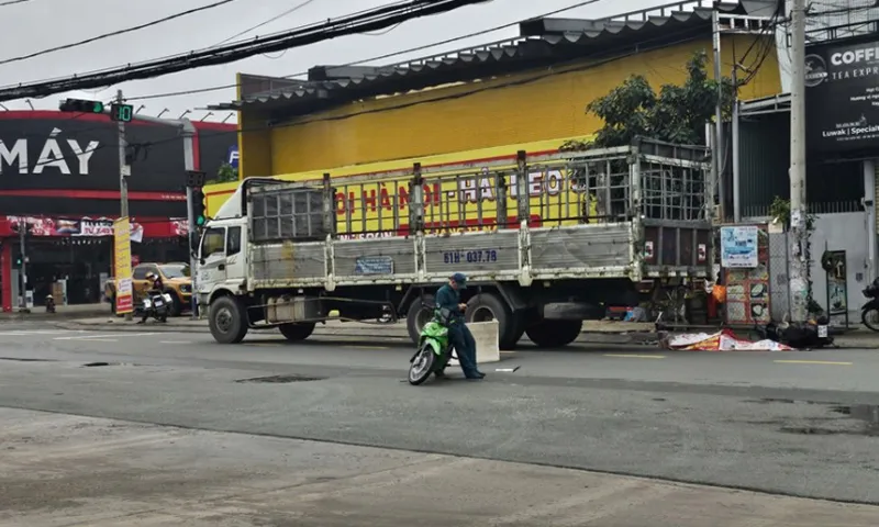 Hiện trường vụ tai nạn xảy ra khiến người đàn ông tử vong tại chỗ.