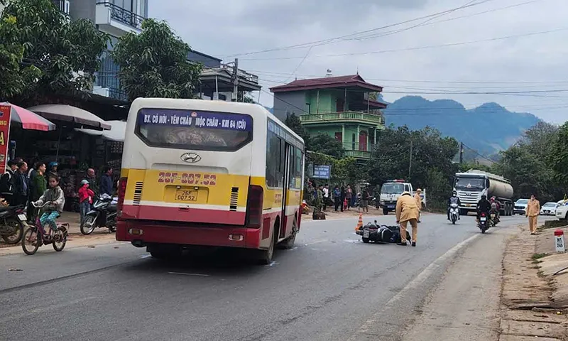 Xe máy lao vào đầu xe buýt, người lái xe máy bị thương nặng