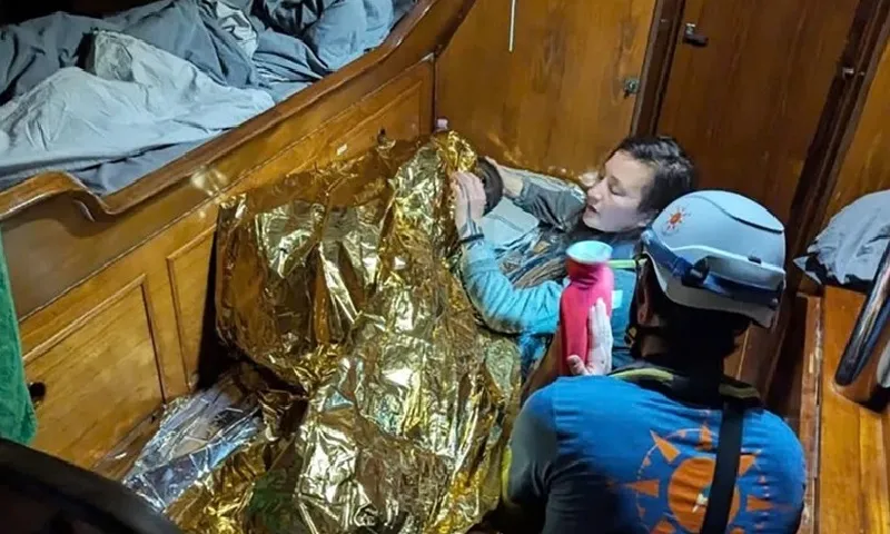 Sau 3 ngày chỉ có một mình trên biển, bé gái sống sót “thần kỳ”