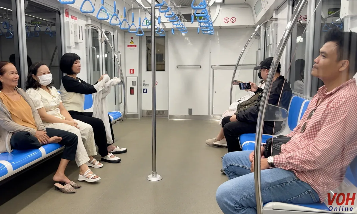 Người dân TPHCM hào hứng chào đón tàu Metro số 1 trước ngày vận hành chính thức