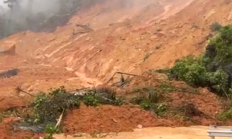 Tiếp tục hỗ trợ, đưa nhiều hành khách mắc kẹt ở đèo Khánh Lê về nơi an toàn