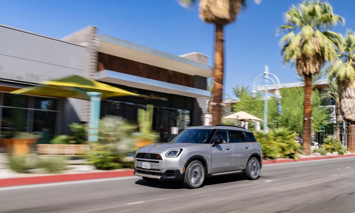 MINI Countryman thế hệ mới chính thức ra mắt tại Việt Nam với hai phiên bản