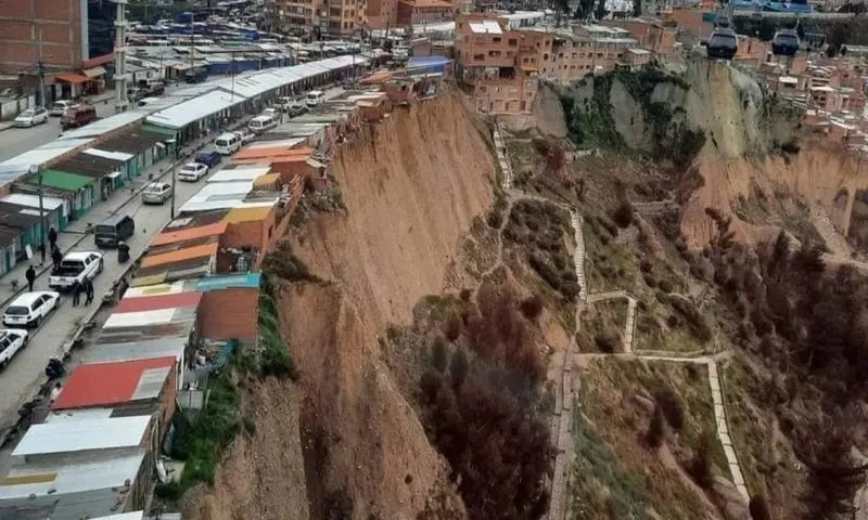 Hàng trăm ngôi nhà chênh vênh bên mép vực ở Bolivia