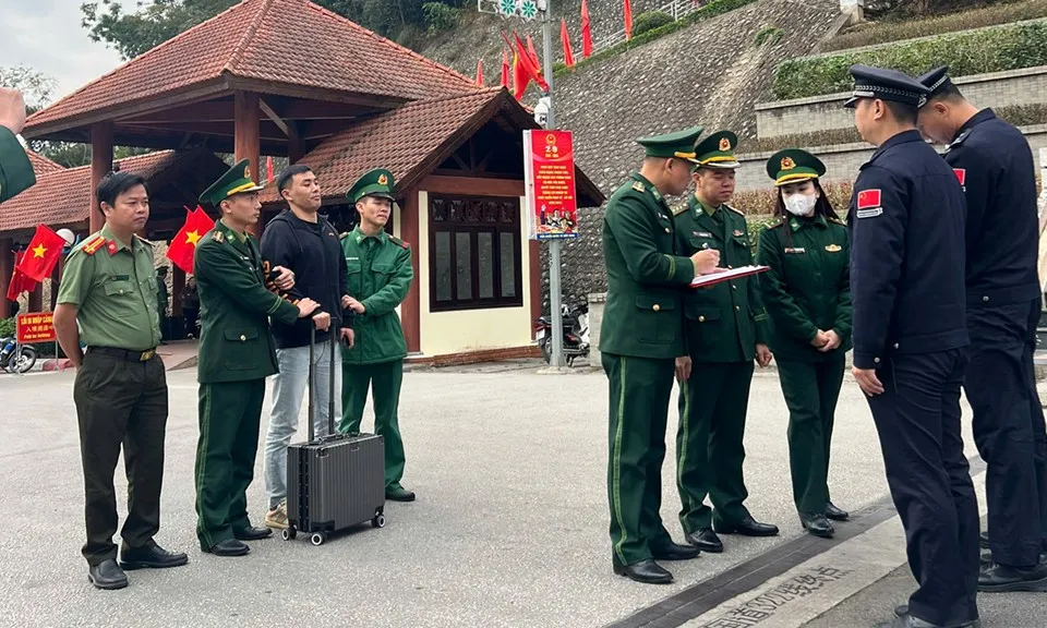 Trục xuất 1 người Trung Quốc nhập cảnh trái phép, làm giả thị thực để lưu trú tại Việt Nam