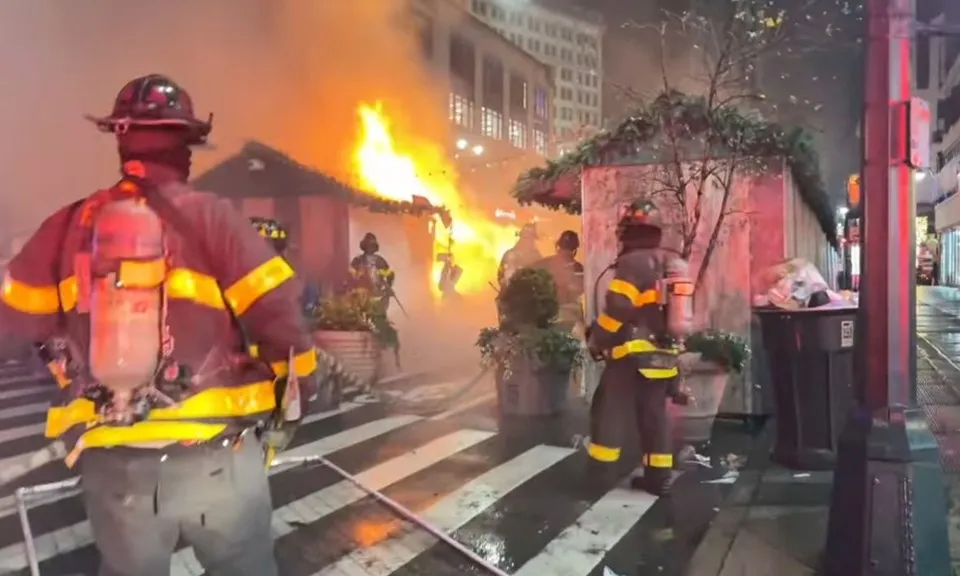 Cháy chợ Giáng sinh Herald Square, nhiều gian hàng bị phá hủy