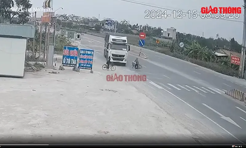 Xe tải cùng lúc đụng trúng hai người đi xe đap từ hai hướng