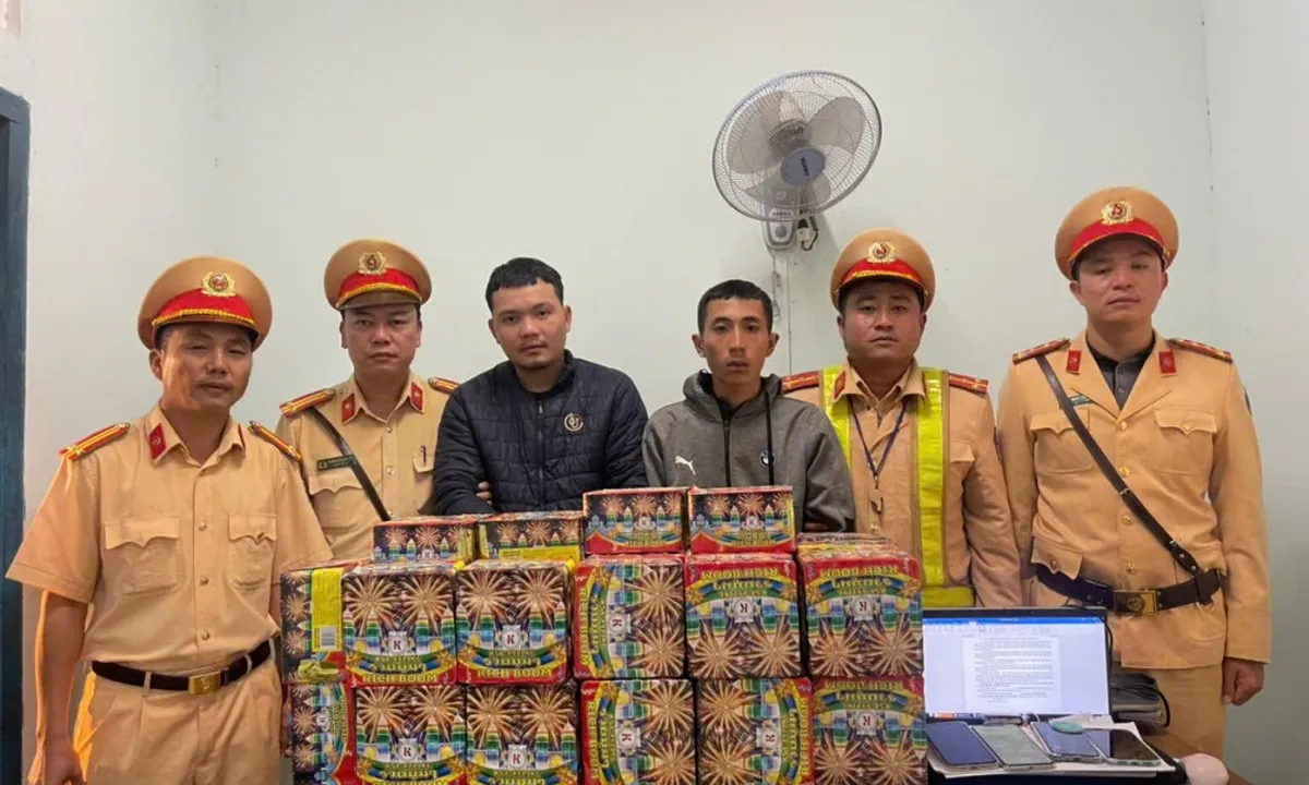 CSGT Đắk Lắk bắt xe ô tô vận chuyển gần 70kg pháo lậu